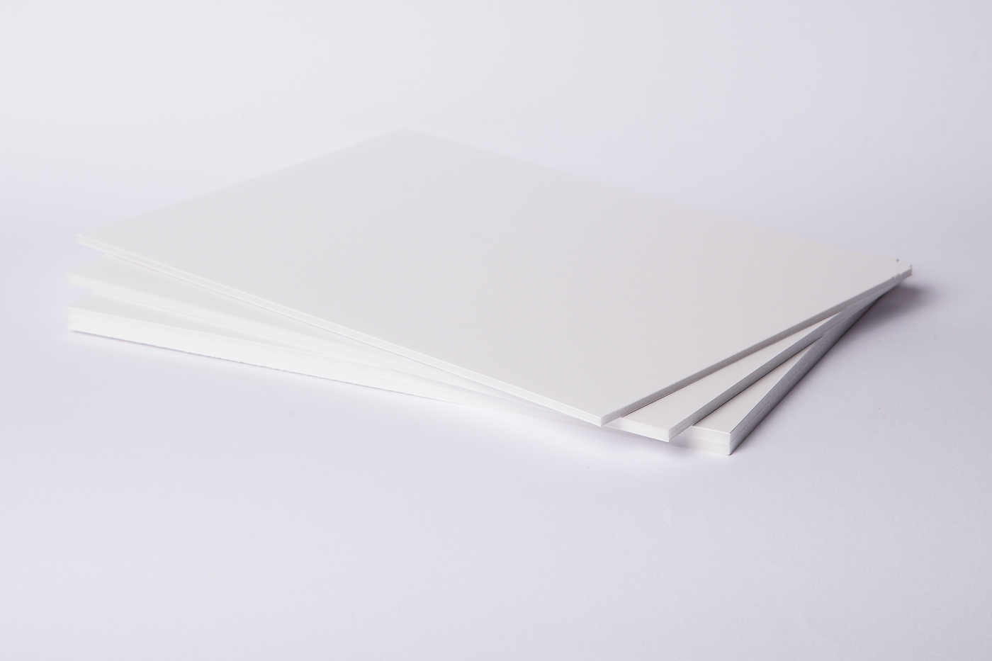Foamboard mit weißer Papierdecke im Zuschnitt
